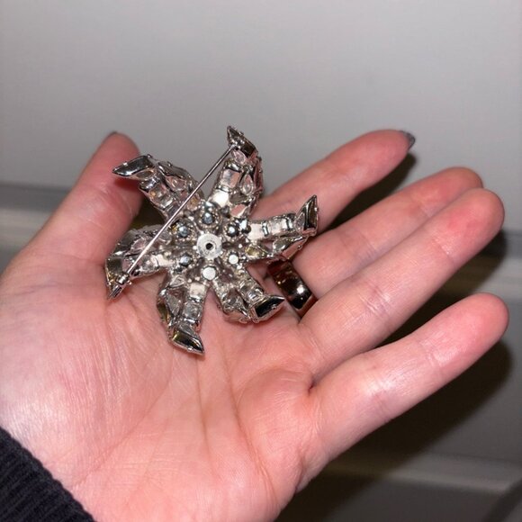 Beautiful Silver-tone Multi-Shaped Rhinestone Crystal Puffed 3D Starfish Brooch - Picture 5 of 6